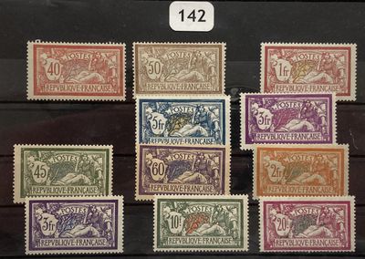 Plusieurs timbres de différentes couleurs sont exposés dans une vitrine.