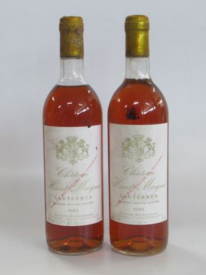 deux bouteilles de vin posées l'une à côté de l'autre sur une surface blanche