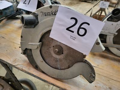 une inscription « 26 » sur une lame de scie circulaire
