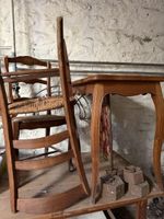 Lot comprenant 1 petite table à pieds galbés, 2 chaises dépa…