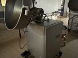 une grande machine installée à l'intérieur d'un bâtiment
