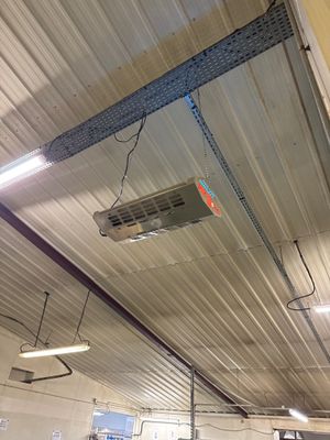 climatiseur fixé au plafond dans un grand entrepôt très éclairé