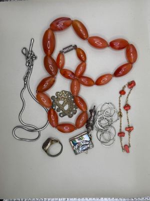 une assiette blanche sur laquelle sont disposés plusieurs bijoux