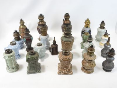 de nombreux vases de toutes sortes posés sur une surface blanche