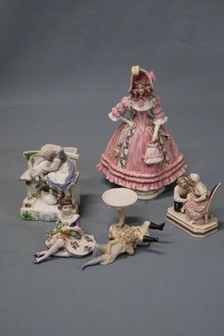 Lot : femme en habit en porcelaine polychrome (Allemagne ou Autri...