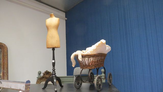 Mannequin enfant et landau de poupée