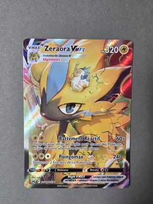 La carte Pokémon est posée sur une table.