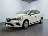 une voiture blanche dans une pièce blanche au sol noir