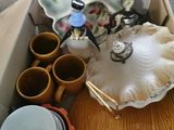 une boîte remplie d'assiettes et de tasses posée sur une table