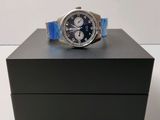 une montre posée sur une boîte