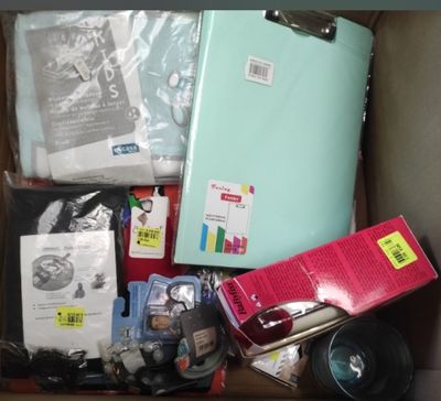 une boîte pleine d'objets assortis qui se trouvent dans la boîte