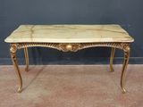 une image représentant une table avec un plateau en marbre et des pieds dorés