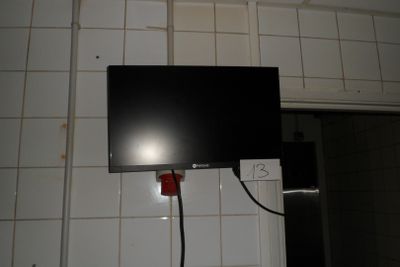une télévision à écran plat fixée au mur dans une salle de bains