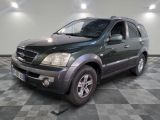 une photo d'un SUV vert garé dans un garage