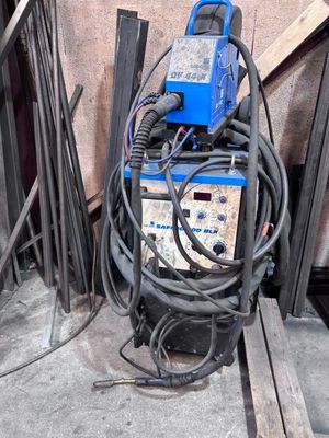 une image d'une machine à souder dans un garage