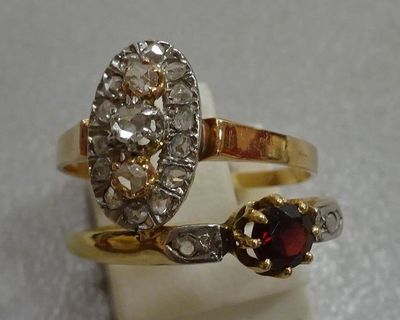 a gold ring with a garnett and a garnett on top of it
