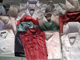 de nombreux modèles de chemises différents dans une boîte