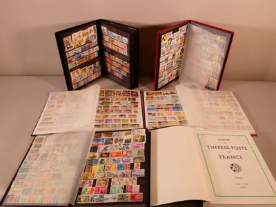 beaucoup de timbres dans une chemise sur la table