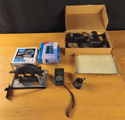 une machine à coudre posée sur une table à côté d'une boîte