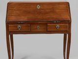 un petit bureau en bois avec deux tiroirs et un tiroir en dessous