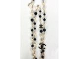 gros plan d'un collier sur fond blanc