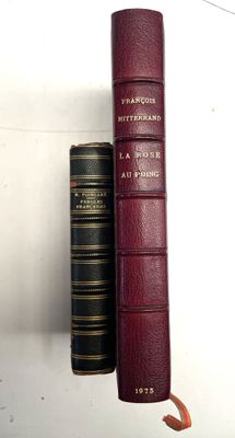 deux livres qui se trouvent l'un à côté de l'autre sur une étagère