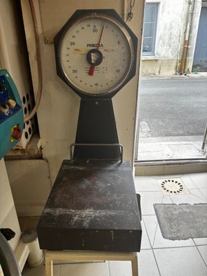 une horloge posée sur une table dans une pièce dotée d'une fenêtre
