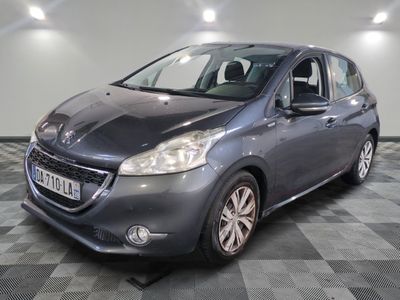 la voiture grise est garée dans le garage sur le sol en damier