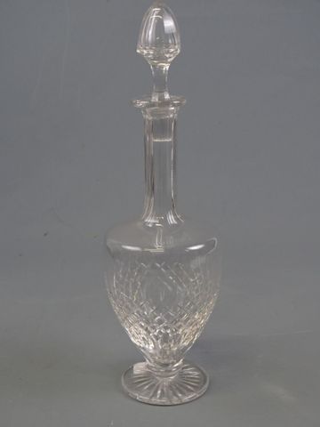 SAINT LOUIS : une carafe en cristal taillé, pastille au talon