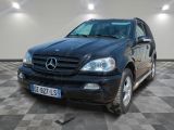 une photo d'une Mercedes MLX noire garée sur un sol à damier