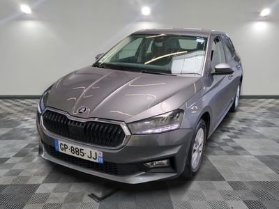 la photo d'une voiture argentée garée dans un garage