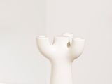 un vase blanc posé sur une table blanche