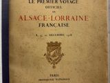 un vieux livre posé sur une table, à côté d'une nappe blanche