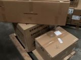 une pile de cartons sur une palette dans un entrepôt