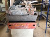 une photo montrant un tas de vieilles machines dans un entrepôt