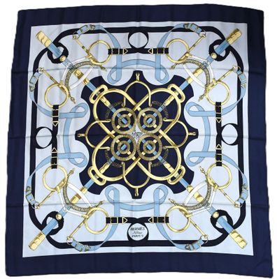 un foulard carré bleu et blanc orné d'un motif doré et noir