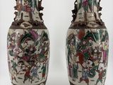 deux vases posés côte à côte sur une surface blanche