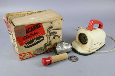 une machine à coudre à l'ancienne et une boîte de matériel de couture