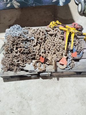 un tas de chaînes posé sur une palette à côté d'une borne d'incendie