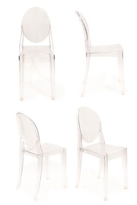 quatre chaises en plastique transparent disposées côte à côte sur une surface blanche