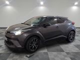Une Toyota C-HR de 2020 dans un showroom au sol à damier