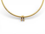 un bracelet rigide en or avec un fermoir serti d'un diamant