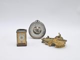 deux horloges et une horloge posées sur une surface blanche