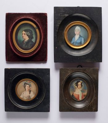 trois portraits encadrés de femmes, de couleurs et de styles différents