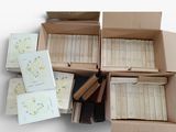 Des cartons remplis de livres sont empilés les uns sur les autres sur une surface blanche