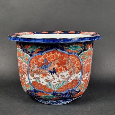 un vase orange et bleu orné d'un motif représentant un dragon