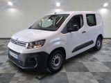 la camionnette blanche est garée sur un sol carrelé en damier