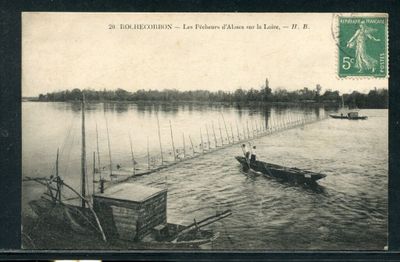 une photo d'une carte postale représentant un bateau sur l'eau