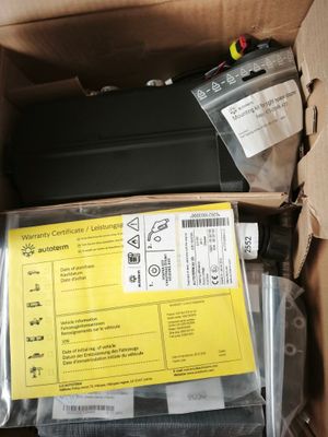 un boîtier contenant du matériel électronique, lui-même placé dans une boîte
