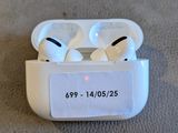 une paire d'AirPods blancs posés sur un tapis
